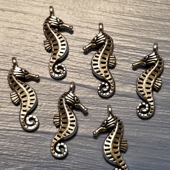 Seahorse Charm - Antique Silver Tone - 8 Charms - Picture 4 of 8